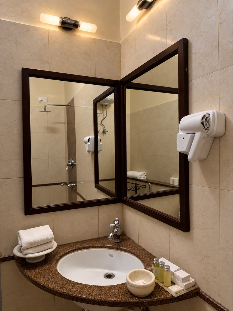 Heritage Standard — bathroom with round basin and corner mirror
